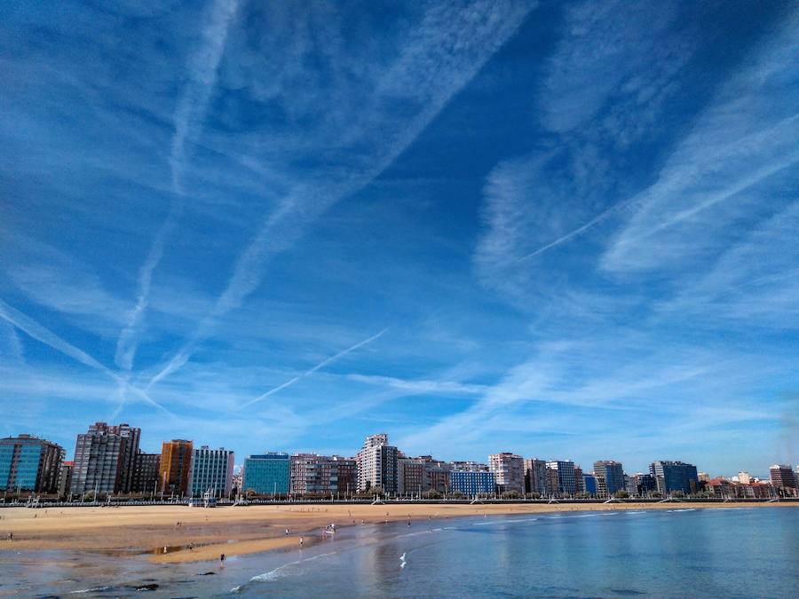 Estelas de condensación que evolucionan a nubes altas (Cirrocumulus homomutatus). Cuando las estelas de los aviones se ensanchan y perduran mucho tiempo en el cielo es debido a que a esa altura hay una elevada humedad que nos indica inestabilidad, por lo que en los próximos días lloverá (como máximo tres días).