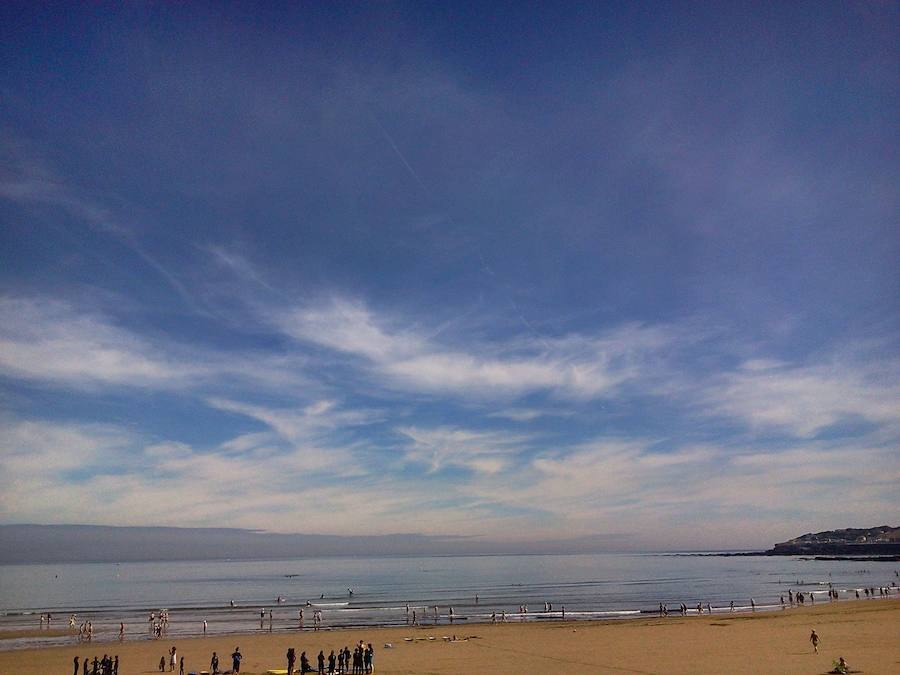 Asociados a los frentes hay unas nubes, en este caso, vemos unas nubes altas blanquecinas deshilachadas y detras de ellas otras en color gris oscuro. Son nubes que vienen en la parte delantera del frente y nos avisan de un cambio de tiempo (en los próximos días lloverá).