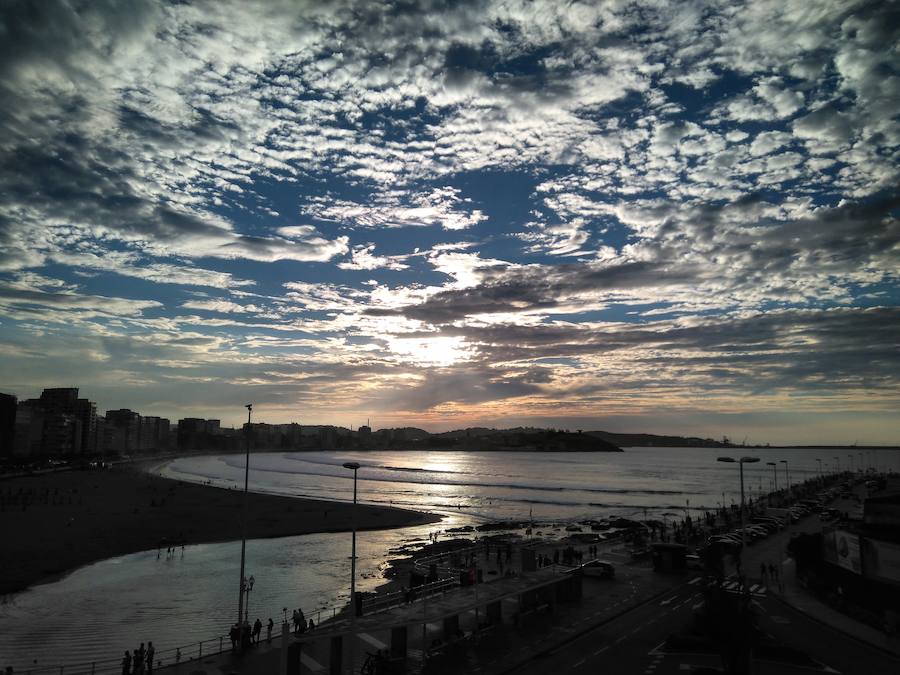 Típico cielo empedrado producido por Altocumulus (nubes medias). Este cielo empedrado tiene un refrán : "CIELO EMPEDRADO, SUELO MOJADO". Es verdad, estas nubes no dejan precipitación pero si las nubes que vengan detrás de ella.