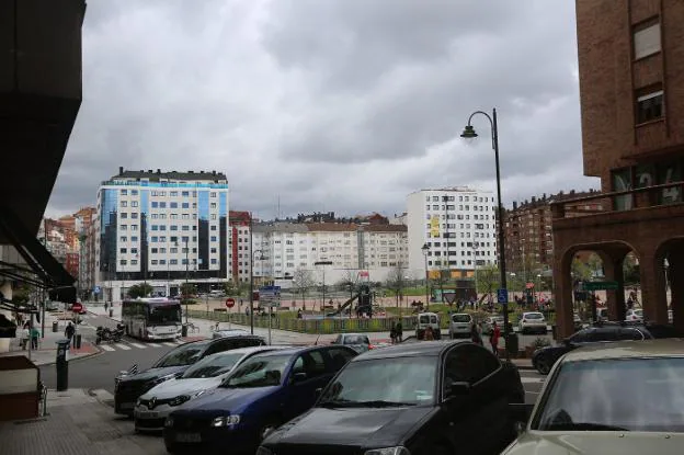 La construcción de un nuevo edificio en la antigua 'manzana de los Chaplín' coincidirá con la ampliacion de la calle Esther Carreño, al fondo de la imagen. 