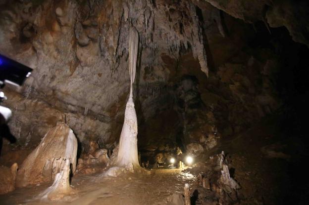 Formaciones de estalactictas, estalagmitas y una columna en la cueva riosellana de Tito Bustillo. 