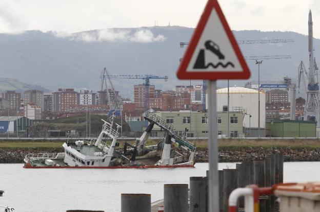 El 'Saramago', un pesquero portugués que suele atracar en El Musel, quedó varado cerca del Muelle de la Osa. 