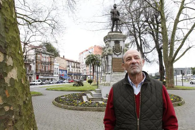 Antonio Fernández Toraño posa para LA VOZ en el parque de El Muelle ante la estatua de Pedro Menéndez. 