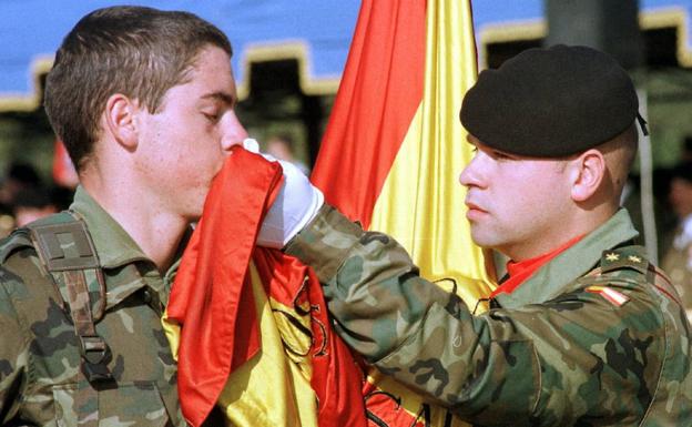 Una de las últimas jura de bandera tras la profesionalización del Servicio Militar.