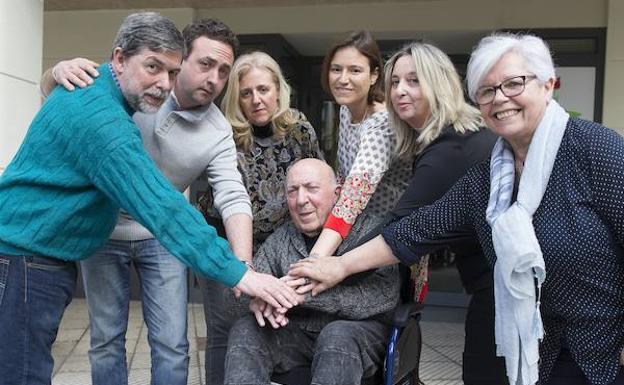 SantiagoGarcía, Rubén Fernández, Eva Suárez, Olga Pérez, Yolanda Villanueva y Marisol González.En el centro, Enrique Rodríguez. 