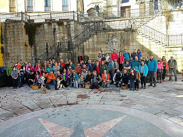 El centenar de participantes antes de la salida, en Infiesto. 