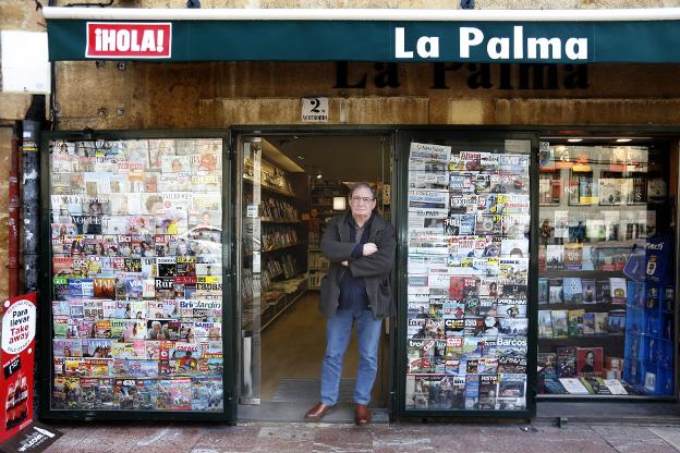 Andrés Llavona, en la puerta de la librería. 