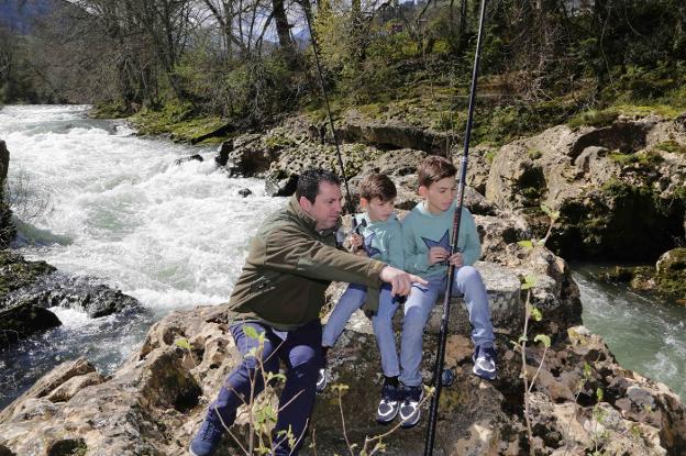 Mori Cuesta, con sus hijos Mauro y Gustavo, en el coto Golondroso, en el Sella. 