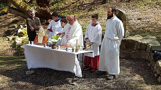 La Virgen en la misa oficiada por el párroco Luis Marino Fernández. 