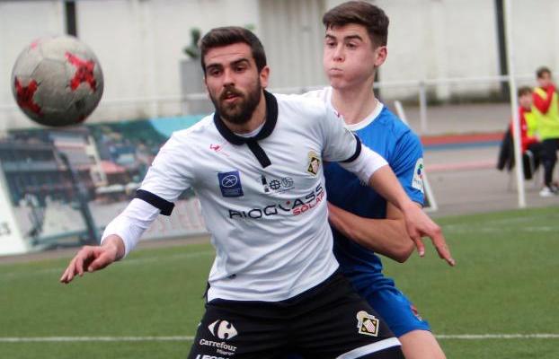 El caudalista Yosu Camporro disputa el balón, presionado por un jugador del Peña Sport. 