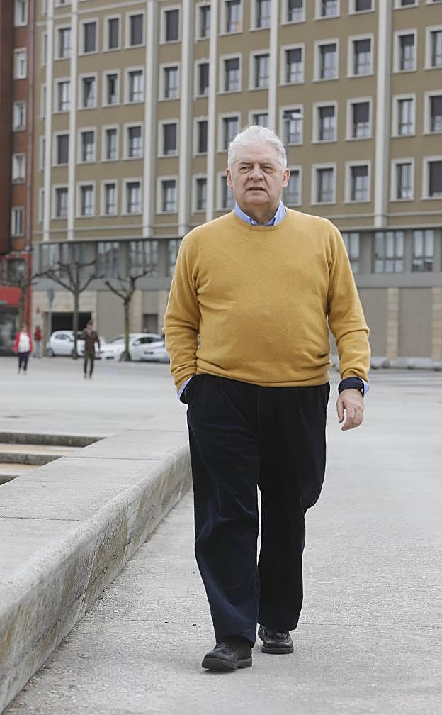 Valentín Murúa, en el paseo de la playa de Poniente. 