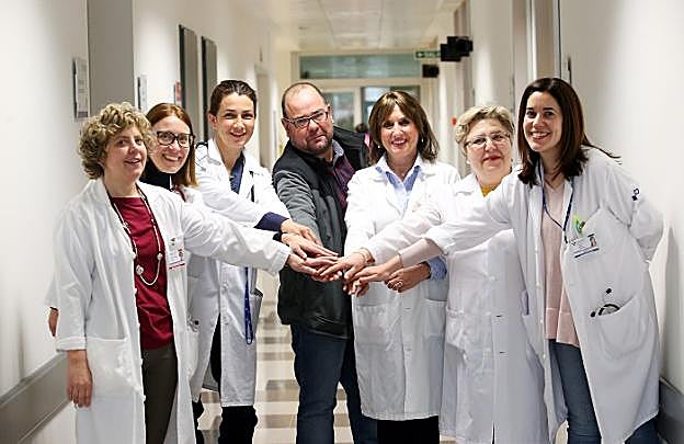 De izquierda a derecha, Carmen Díaz Corte, directora del Área de Gestión Clínica de Nefrología del HUCA; las médicas María Gago y Natalia Ridao junto a Ángel Luis Ascariz, paciente que lleva 22 años con un trasplante de riñón. Con ellos, Ana Fernández Viña, responsable de la consulta de enfermería de trasplantes renales; Elvira Villar, secretaria, y María Luisa Suárez, facultativa. 