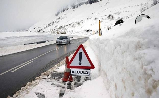 Nieve en la carratera de San Isidro.