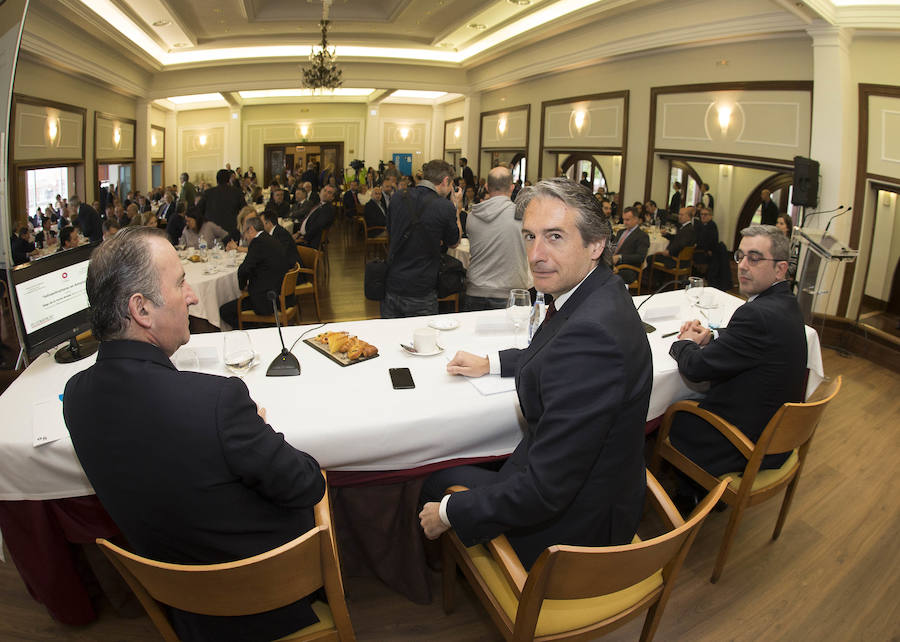El ministro de Fomento, Íñigo de la Serna, ha analizado el presente y futuro de las infraestructuras en Asturias en el Fórum EL COMERCIO, organizado en colaboración con el SabadellHerrero. 