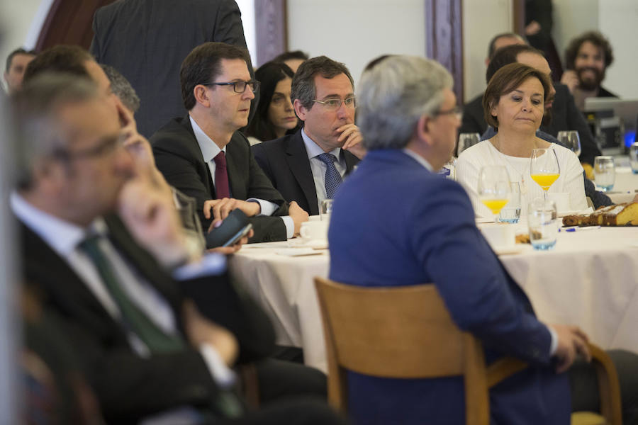 El ministro de Fomento, Íñigo de la Serna, ha analizado el presente y futuro de las infraestructuras en Asturias en el Fórum EL COMERCIO, organizado en colaboración con el SabadellHerrero. 