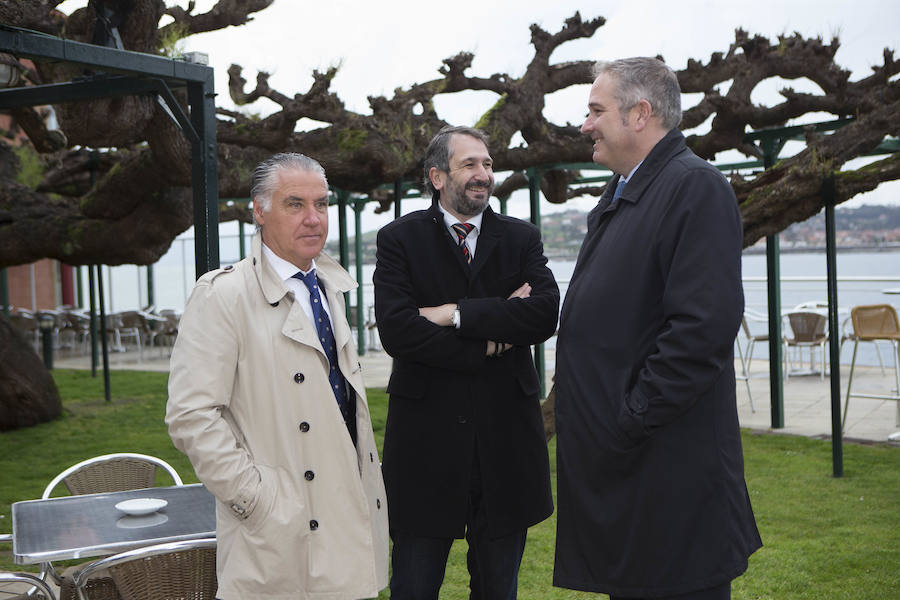 El ministro de Fomento, Íñigo de la Serna, ha analizado el presente y futuro de las infraestructuras en Asturias en el Fórum EL COMERCIO, organizado en colaboración con el SabadellHerrero. 