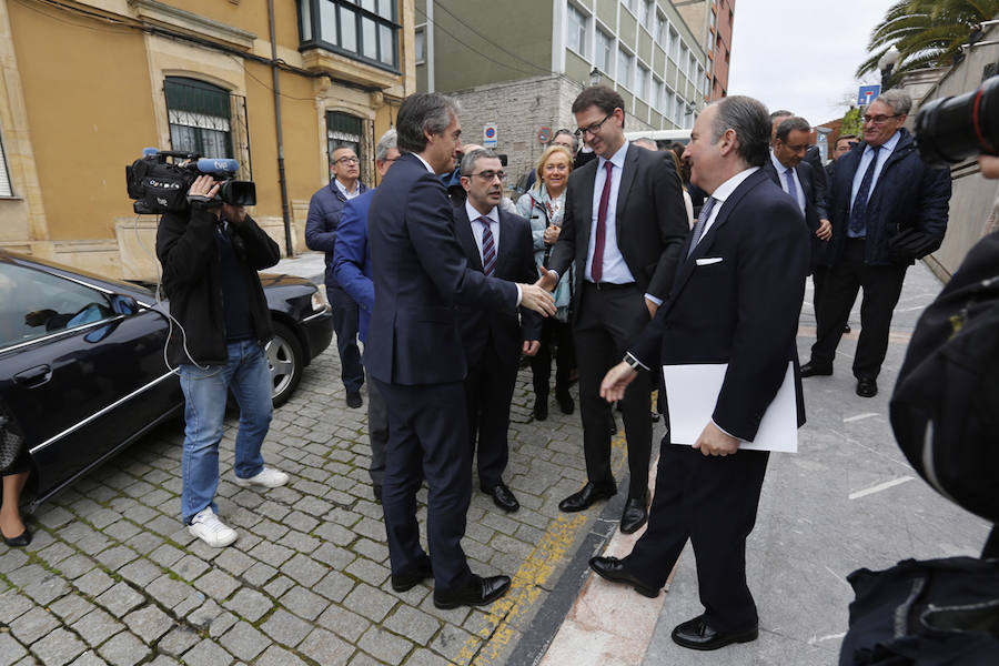 El ministro de Fomento, Íñigo de la Serna, ha analizado el presente y futuro de las infraestructuras en Asturias en el Fórum EL COMERCIO, organizado en colaboración con el SabadellHerrero. 