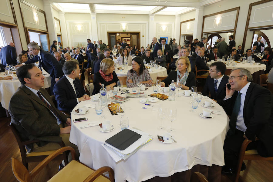 El ministro de Fomento, Íñigo de la Serna, ha analizado el presente y futuro de las infraestructuras en Asturias en el Fórum EL COMERCIO, organizado en colaboración con el SabadellHerrero. 