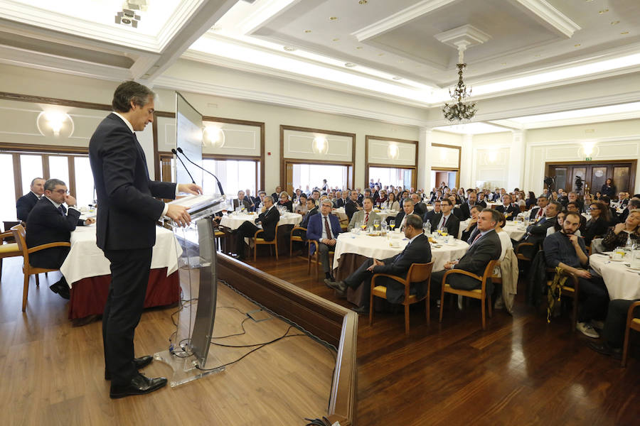 El ministro de Fomento, Íñigo de la Serna, ha analizado el presente y futuro de las infraestructuras en Asturias en el Fórum EL COMERCIO, organizado en colaboración con el SabadellHerrero. 