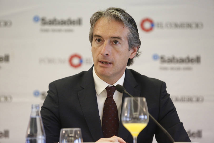 El ministro de Fomento, Íñigo de la Serna, ha analizado el presente y futuro de las infraestructuras en Asturias en el Fórum EL COMERCIO, organizado en colaboración con el SabadellHerrero. 