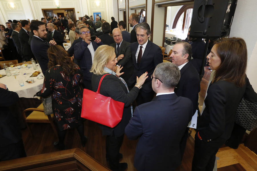 El ministro de Fomento, Íñigo de la Serna, ha analizado el presente y futuro de las infraestructuras en Asturias en el Fórum EL COMERCIO, organizado en colaboración con el SabadellHerrero. 