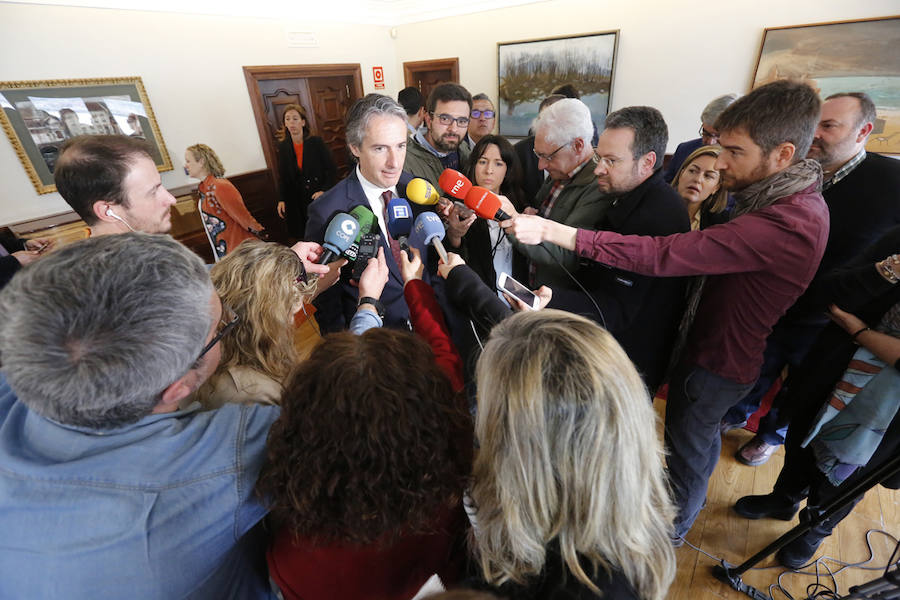 El ministro de Fomento, Íñigo de la Serna, ha analizado el presente y futuro de las infraestructuras en Asturias en el Fórum EL COMERCIO, organizado en colaboración con el SabadellHerrero. 