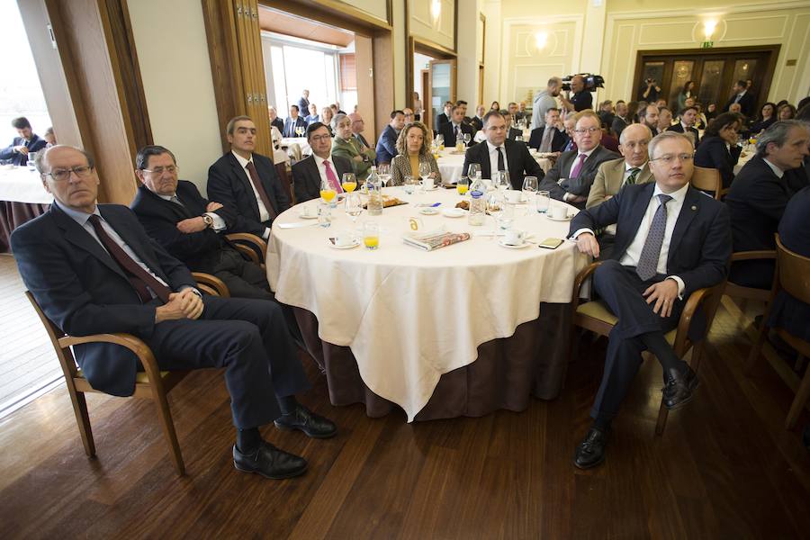 El ministro de Fomento, Íñigo de la Serna, ha analizado el presente y futuro de las infraestructuras en Asturias en el Fórum EL COMERCIO, organizado en colaboración con el SabadellHerrero. 