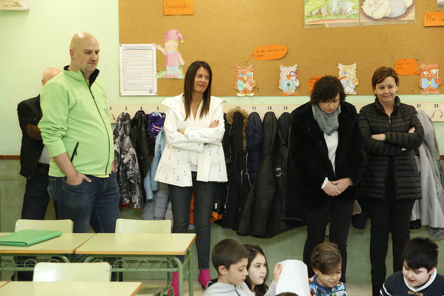 La alcaldesa de Gijón, Carmen Moriyón, ha visitado el centro educativo para vivir de primera mano la última de diez sesiones sobre inteligencia emocional