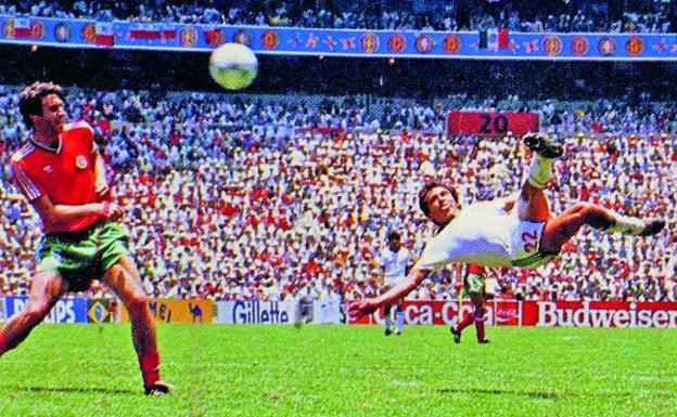 Manuel Negrete, en el momento de golpear el balón. 