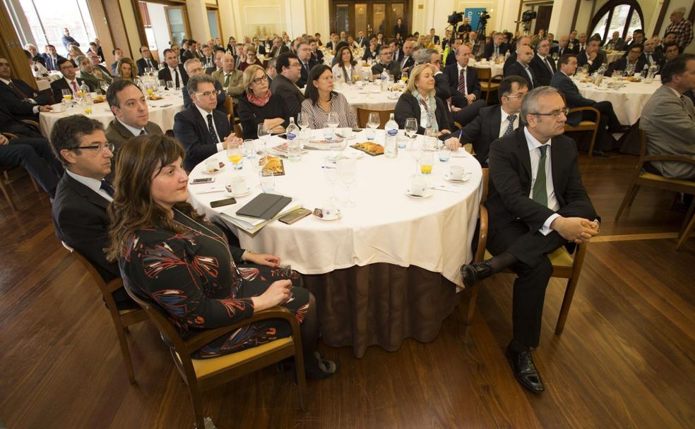 Amelia Fernández, Ángel Fernández, Alejandro Vega, Alfredo Fernández Santos, Mariví Monteserín, Susana López Ares, Mercedes Fernández, Ángel González y José Llorca. 