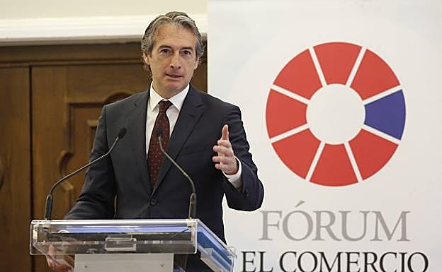 De la Serna sitúa en 120 millones el coste del tercer carril de la 'Y' y ve interesante «estudiar» su uso para el autobús