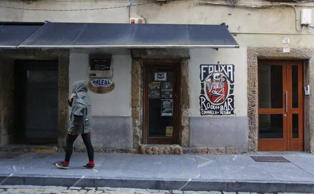 Pub de la calle Óscar Olavarría, en Cimavilla, donde tuvo lugar la agresión del grupo de ultras. 