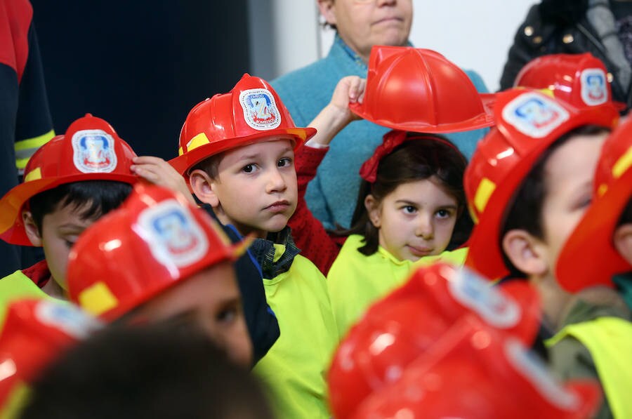 Bomberos de Oviedo han visitado este miércoles el colegio Fozaneldi y han enseñado a los escolares cómo es su día a día. Los más pequeños no han dudado en ponerse el casco y seguir las indicaciones de los profesionales para aprender cómo apagar incendios. 