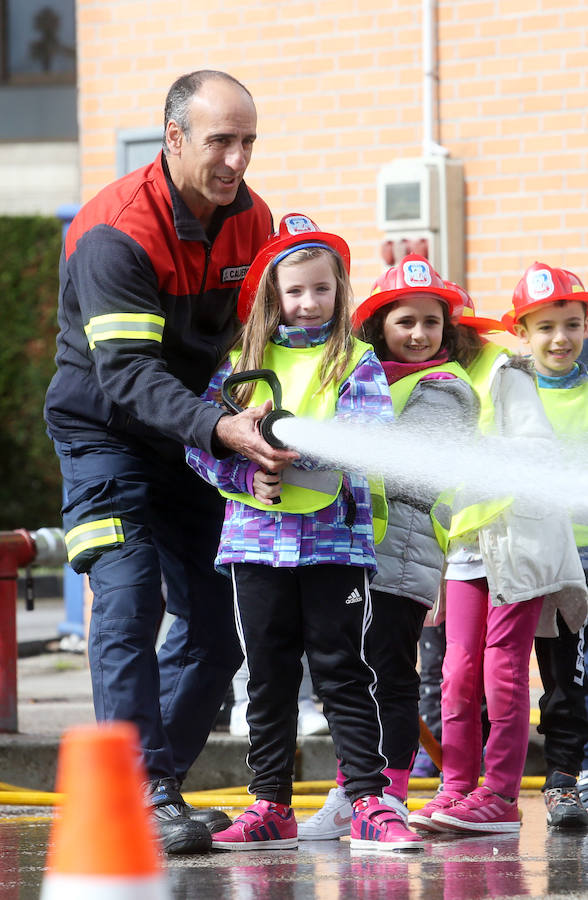 Bomberos de Oviedo han visitado este miércoles el colegio Fozaneldi y han enseñado a los escolares cómo es su día a día. Los más pequeños no han dudado en ponerse el casco y seguir las indicaciones de los profesionales para aprender cómo apagar incendios. 
