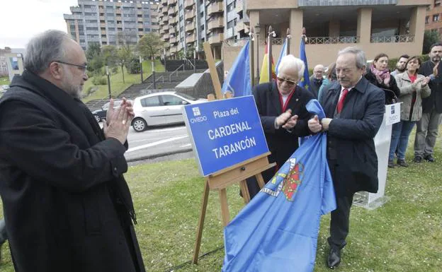 El arzobispo, Jesús, Sanz, el padre Ángel y el acalde de Oviedo, Wenceslao López, descubren la placa. 