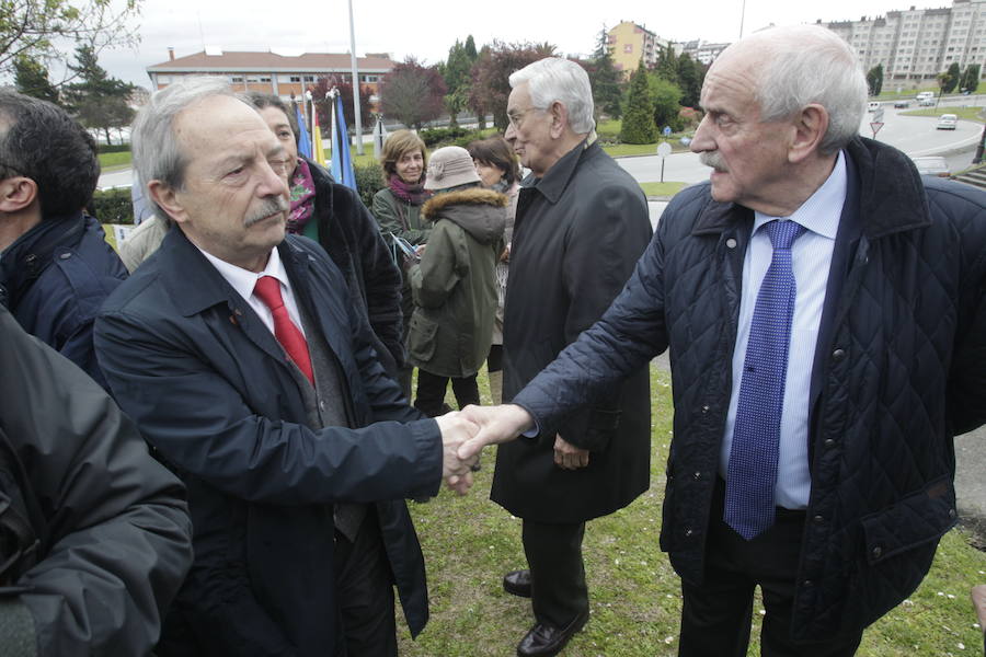 El alcalde de Oviedo, Wenceslao López, el arzobispo, Jesús Sanz, y el padre Ángel han descubierto la placa de la plaza dedicada a quien fuera director de la diócesis en los años 60, el Cardenal Tarancón.