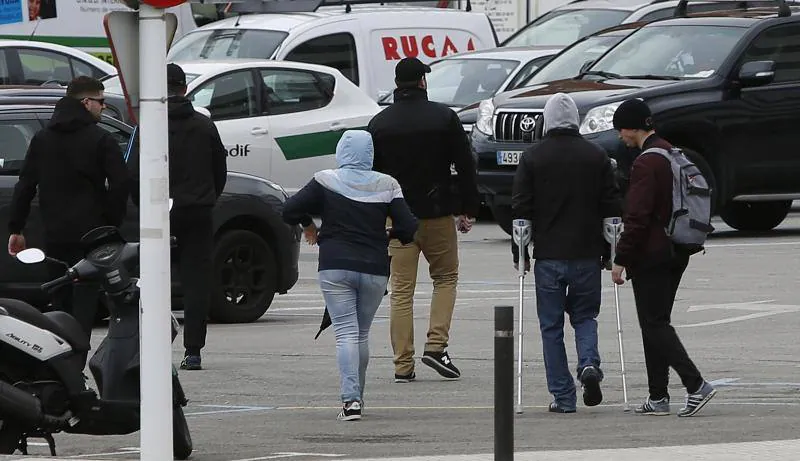 Se les atribuye un «delito de lesiones agravadas por uso de instrumento peligroso y otro de desórdenes públicos», según ha informado el Tribunal Superior de Justicia de Asturias