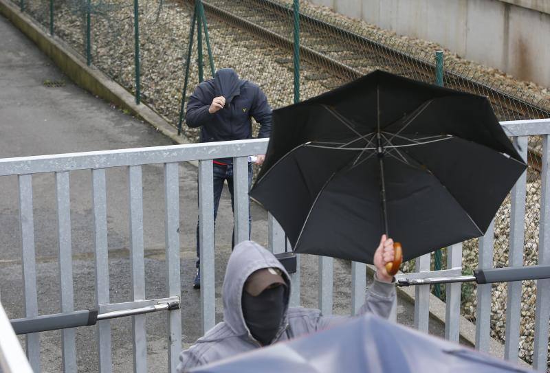 Se les atribuye un «delito de lesiones agravadas por uso de instrumento peligroso y otro de desórdenes públicos», según ha informado el Tribunal Superior de Justicia de Asturias