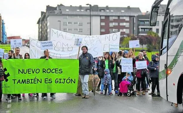 Algunos de los vecinos, colocados delante de los autobuses escolares para impedir su paso. 