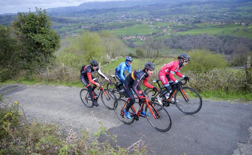 Chechu Rubiera, Alicia González, Aida Nuño y Lucía González, ayer, en Les Praeres. 