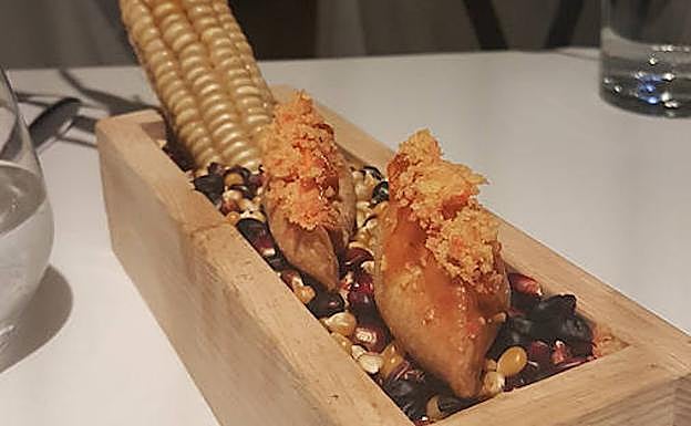 Empanadilla de maíz, congrio y marucato. Pepe Vieira.