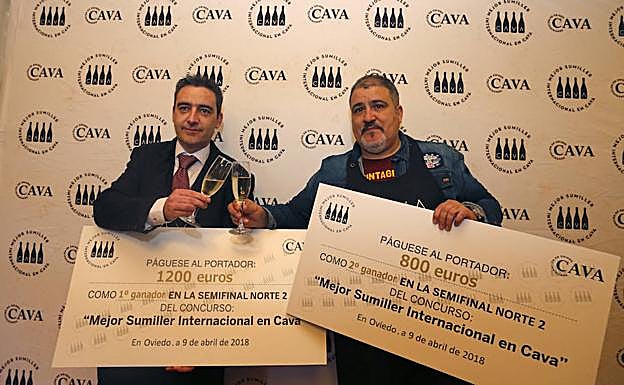 Jesús González y David Barro brindan con cava tras saberse ganadores del concurso.