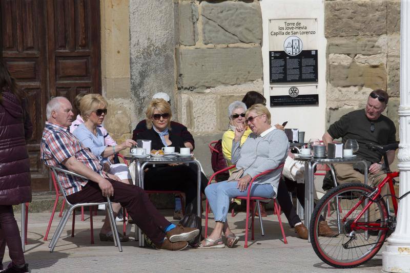 El lujoso 'Queen Victoria', perteneciente a la naviera Cunard Lines, atracó este jueves en la séptima alineación de los muelles de La Osa, en El Musel, con 2.280 pasajeros británicos que podrán disfrutar de Asturias
