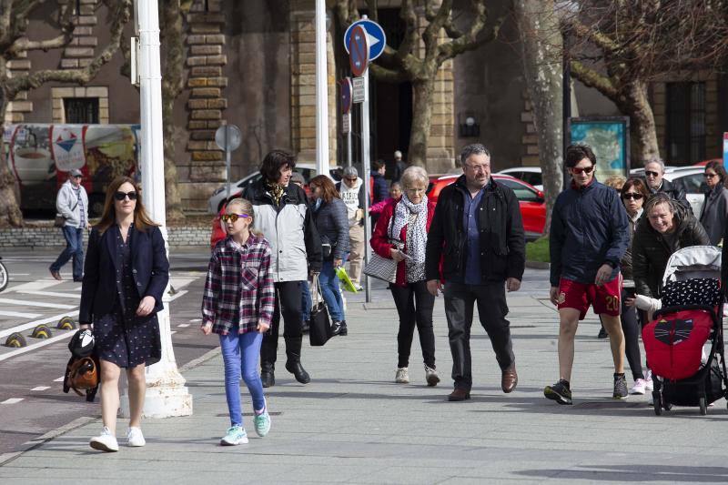 El lujoso 'Queen Victoria', perteneciente a la naviera Cunard Lines, atracó este jueves en la séptima alineación de los muelles de La Osa, en El Musel, con 2.280 pasajeros británicos que podrán disfrutar de Asturias