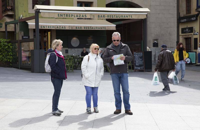 El lujoso 'Queen Victoria', perteneciente a la naviera Cunard Lines, atracó este jueves en la séptima alineación de los muelles de La Osa, en El Musel, con 2.280 pasajeros británicos que podrán disfrutar de Asturias
