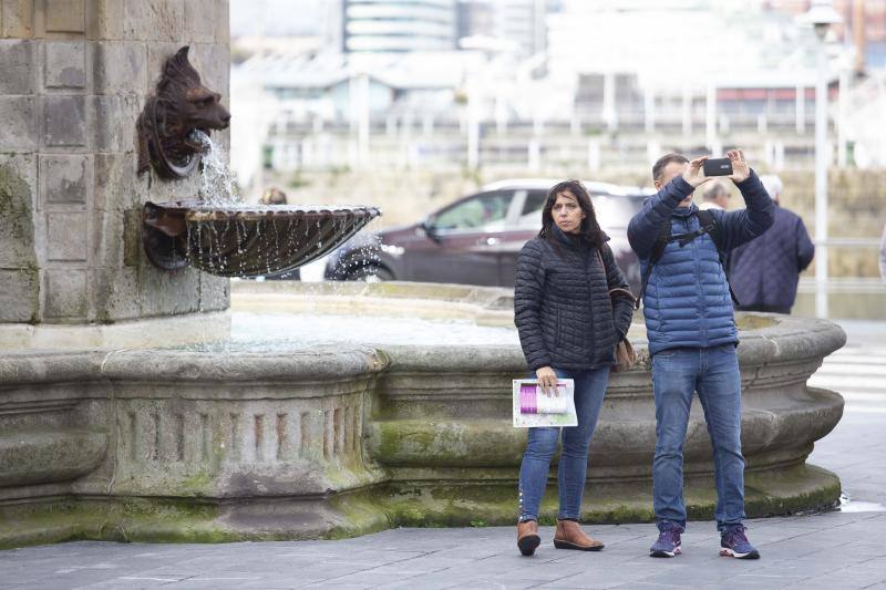 El lujoso 'Queen Victoria', perteneciente a la naviera Cunard Lines, atracó este jueves en la séptima alineación de los muelles de La Osa, en El Musel, con 2.280 pasajeros británicos que podrán disfrutar de Asturias