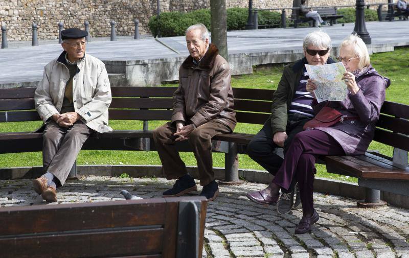 El lujoso 'Queen Victoria', perteneciente a la naviera Cunard Lines, atracó este jueves en la séptima alineación de los muelles de La Osa, en El Musel, con 2.280 pasajeros británicos que podrán disfrutar de Asturias