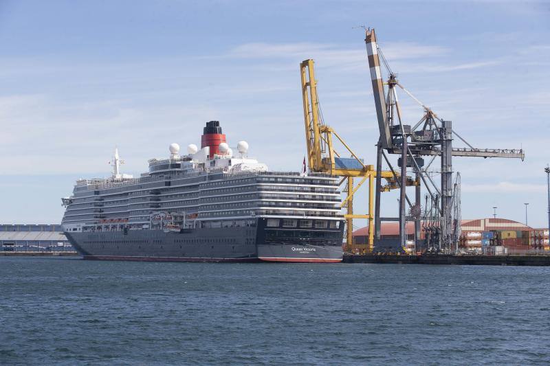 El lujoso 'Queen Victoria', perteneciente a la naviera Cunard Lines, atracó este jueves en la séptima alineación de los muelles de La Osa, en El Musel, con 2.280 pasajeros británicos que podrán disfrutar de Asturias