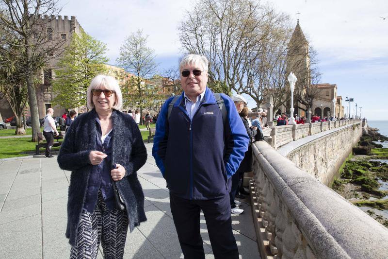 El lujoso 'Queen Victoria', perteneciente a la naviera Cunard Lines, atracó este jueves en la séptima alineación de los muelles de La Osa, en El Musel, con 2.280 pasajeros británicos que podrán disfrutar de Asturias