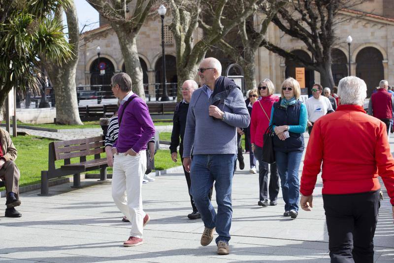 El lujoso 'Queen Victoria', perteneciente a la naviera Cunard Lines, atracó este jueves en la séptima alineación de los muelles de La Osa, en El Musel, con 2.280 pasajeros británicos que podrán disfrutar de Asturias